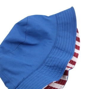 Bob réversible bleu roi avec doublure à rayures rouges et blanches en toile de coton