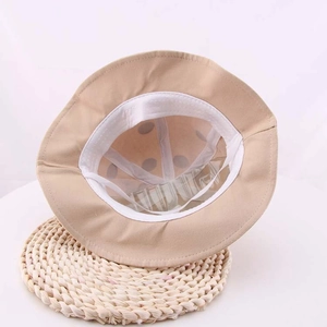 Dettaglio cappello sole neonato con fodera in cotone kaki a pois e fascia tergisudore