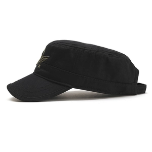 Casquette de style militaire noire en toile avec broderie dorée et sangle réglable