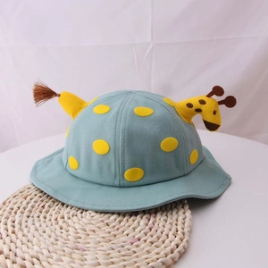 Dettaglio delle orecchie da giraffa 3D su un cappello da sole azzurro neonato