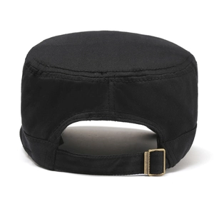 Détail de l'arrière d'une casquette plate noire avec boucle en métal ajustable