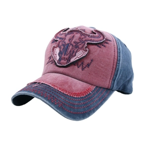 Vintage gewaschene Baseballkappe mit Stierschädel-Stickerei und rot-blauen Nähten