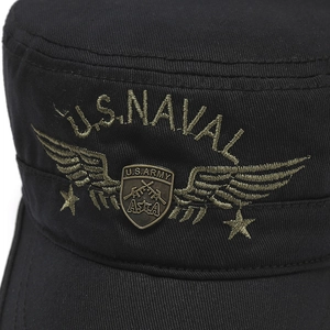 Détail de la broderie U.S. Naval et de l'emblème Army sur un bonnet militaire noir plat