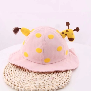 Cappello a secchiello in cotone rosa per neonati con pois gialli e design giraffa 3D