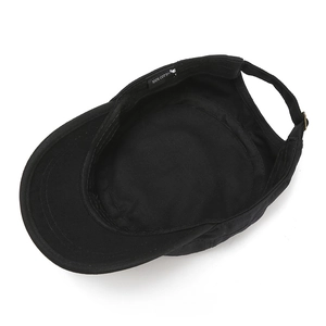 Vue détaillée de l'intérieur de la casquette en coton noir avec bandeau et boucle métallique