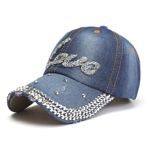 Casquette en denim bleu avec lettrage Love en strass et aspect vintage délavé