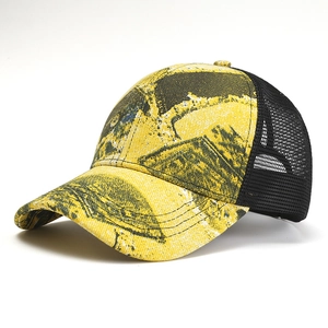 Atmungsaktive Mesh Trucker Kappe mit gelb-schwarzem Camo-Muster und gebogenem Schirm