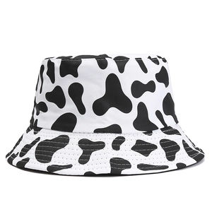 Bob réversible imprimé vache avec motifs taches noires et blanches et bord surpiqué