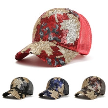 Dettaglio di cappellini da baseball con paillettes, motivo a foglia e rete traspirante