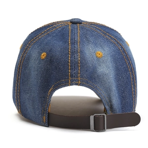 Détail arrière d'une casquette en denim bleu foncé avec bride en cuir marron et boucle