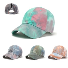 Dettaglio del cappellino tie-dye con apertura per coda di cavallo e cinturino regolabile