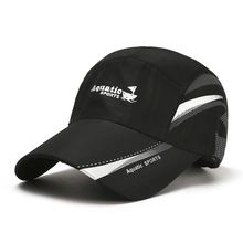 Dettaglio del logo Aquatic SPORTS sul pannello a rete della chiusura del cappello