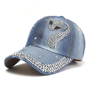 Berretto da baseball in denim blu con motivo a serpente in strass e stile vintage