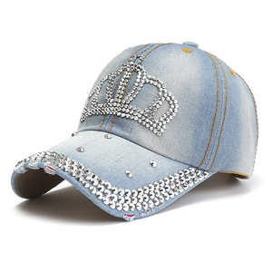 Berretto da baseball in denim azzurro con corona di strass e visiera usurata