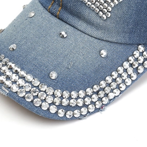 Dettaglio del cappello in denim blu con corona e fiocco di neve decorati con strass lucidi