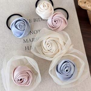 Elegantes Set aus Satin-Rosen und Netz-Haarspangen in Blau, Rosa und Beige