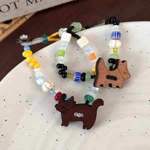 Bracelet fait main en perles colorées avec breloques de chien et chat en bois sculpté