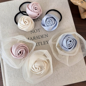 Elegantes Set aus Satinrosen und Netz-Haarspangen in Rosa, Creme und Hellblau