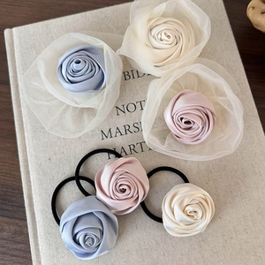 Elegantes Set aus Satin-Rosen-Haarspangen und Scrunchies in Violett und Creme