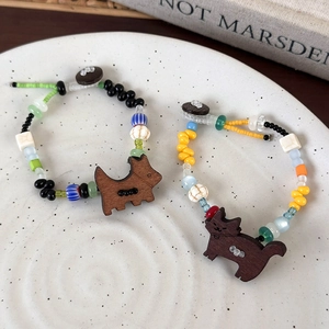 Bracelet perlé fait main avec breloques chien et chat en bois style bohème