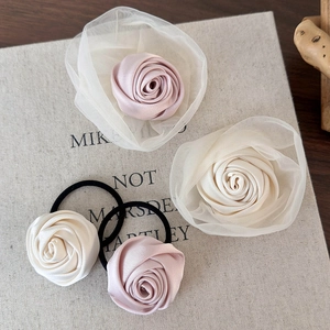 Details von Satin Rosen Haarklammer mit Netzband und elastischem Haargummi in Cremeweiß und Rosa