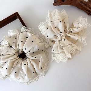 Eleganti elastici scrunchie in satin crema con cuoricini neri e bordo in pizzo