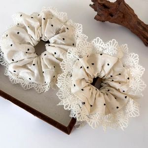 Set di due elastici vintage color crema con cuori neri e pizzo per capelli