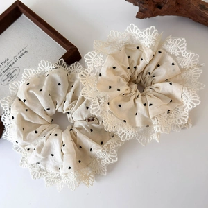 Set di due elastici per capelli crema a pois con bordo in pizzo bianco retrò