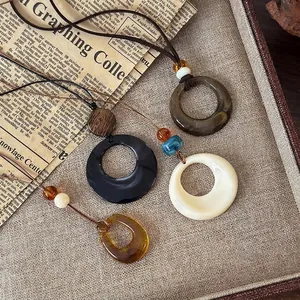 Collier Long Pendentif Géométrique en Résine Rétro Style Ethnique Bohème Perles en Bois Faites à la Main Cordon Chaîne de Pull Bijoux Femme
