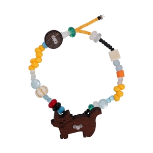 Bracelet de perles colorées fait main pour femmes avec un joli pendentif chiot en bois