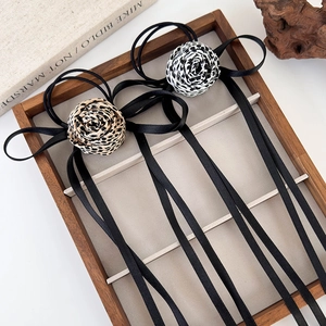 Eleganti nastri per capelli leopardati e a pois con lacci in raso nero per donna
