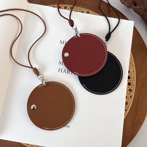 Mini pochette ronde en cuir pour monnaie et écouteurs en marron, rouge et noir