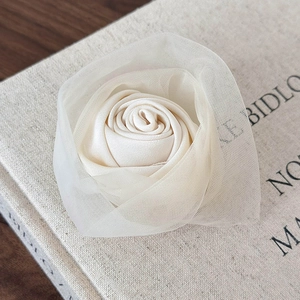 Detailansicht der cremefarbenen Satin-Rose Haarklammer mit zartem Tüll und Netzgewebe