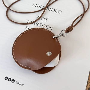Vue détaillée de la pochette à écouteurs en cuir marron avec boucle en métal et lanière