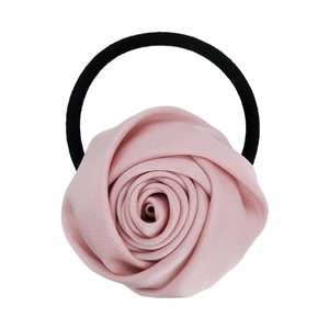 Detail von hellrosa Satin-Rosen-Haargummi mit Gummiband für elegante Frisuren
