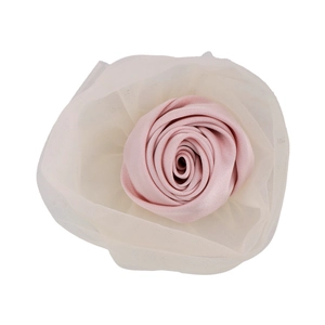 Eleganter Satin Rosen Haarklip in Rosa mit Netzelementen für romantische Looks