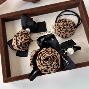 Set de pinces à cheveux rose léopard avec nœud en satin noir et pendentif perle