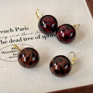 Retro leopard print spherical earrings in burgundy and dark brown with golden metal hooks