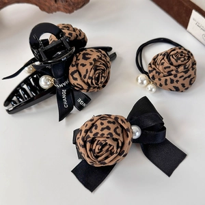 Set d'accessoires cheveux léopard avec pince fleur rose, chouchou et perles de luxe