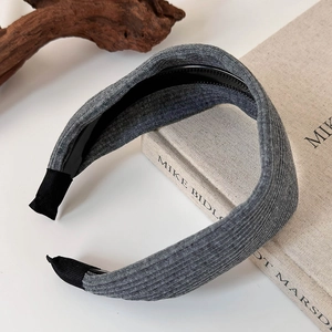 Detailed view of dark grey knitted wide headband with anti-slip teeth and rib texture