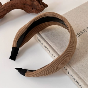 Close-up of knit texture wide headband with inner anti-slip teeth in camel brown
