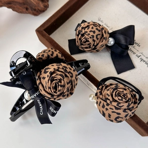 Set de pinces à cheveux rose léopard avec perles et ruban élégant pour femmes