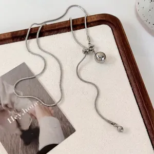 Collier maille serpent argenté minimaliste avec pendentifs boules réglables pour femme