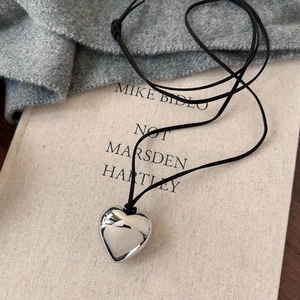 Collier Pendentif Grand Coeur en Alliage Argent Métallique Coeur 3D Cordon Long en Velours Réglable Bijoux Minimalistes pour Femmes Mode
