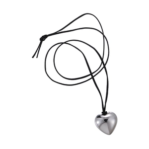Collier cœur argenté minimaliste avec cordon noir sur un fond blanc propre et élégant