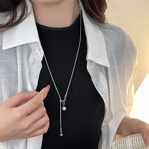 Détail du collier chaîne serpent argentée réglable avec pendentifs perles en métal poli