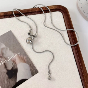 Collier chaîne serpent argentée minimaliste avec pendentifs perles métalliques réglables
