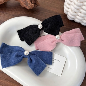 Dreiteiliges Set eleganter Schleifen-Haarspangen mit Perlen in Schwarz, Rosa und Blau