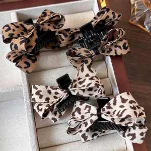 Pince à Cheveux Nœud Papillon Imprimé Léopard en Tissu Pince Requin Mode Douce Cool Accessoires de Coiffure pour Femmes