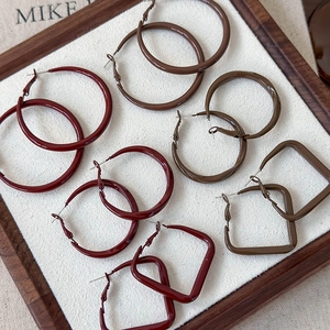 Brown geometric hoop earrings set in burgundy and chocolate brown tones with vintage style